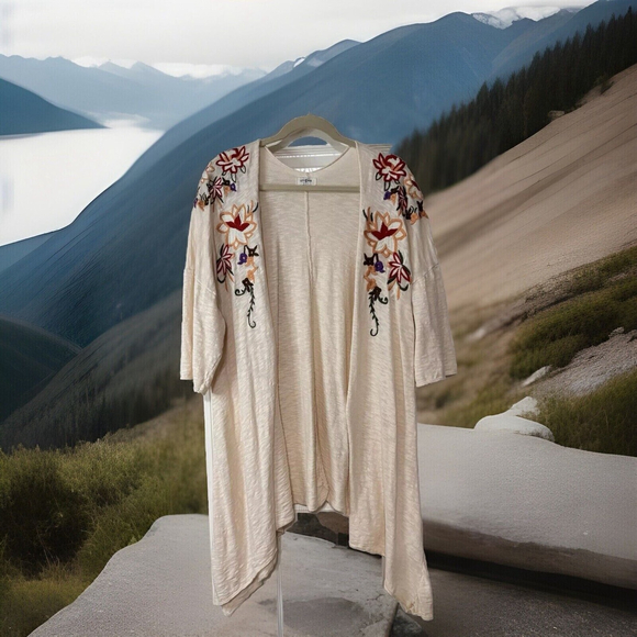 UMGEE Tops - S/M Umgee Antique White Sharkbite Flared Long Duster W Embroidered Flowers